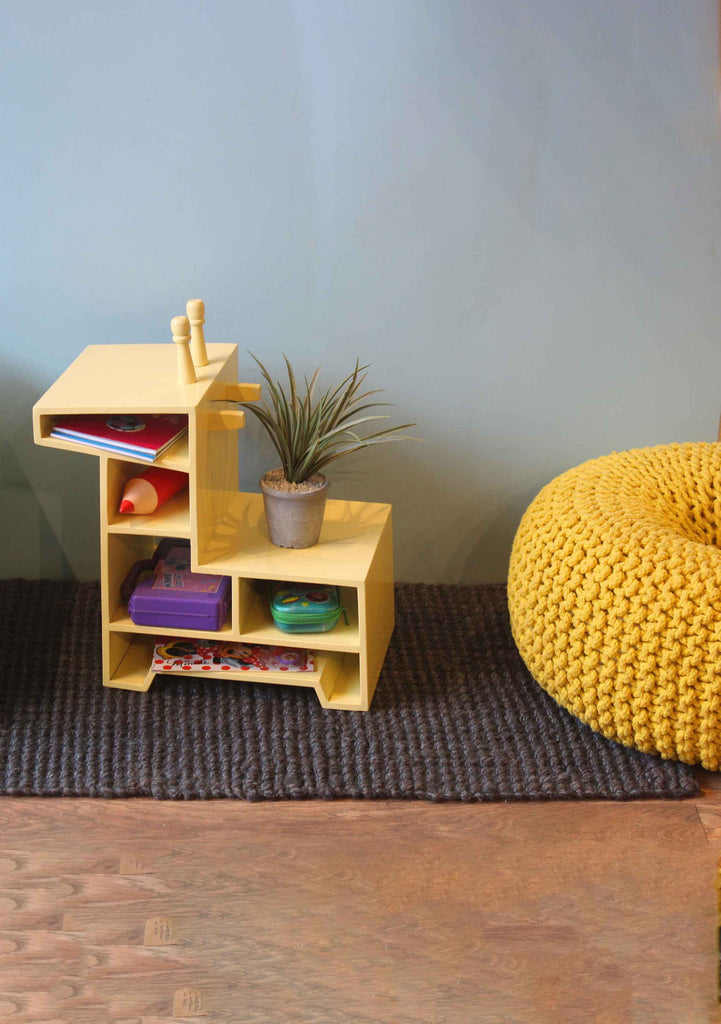 Small giraffe-shaped bookshelf design