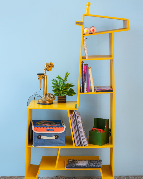 Giraffe-shaped kids book rack