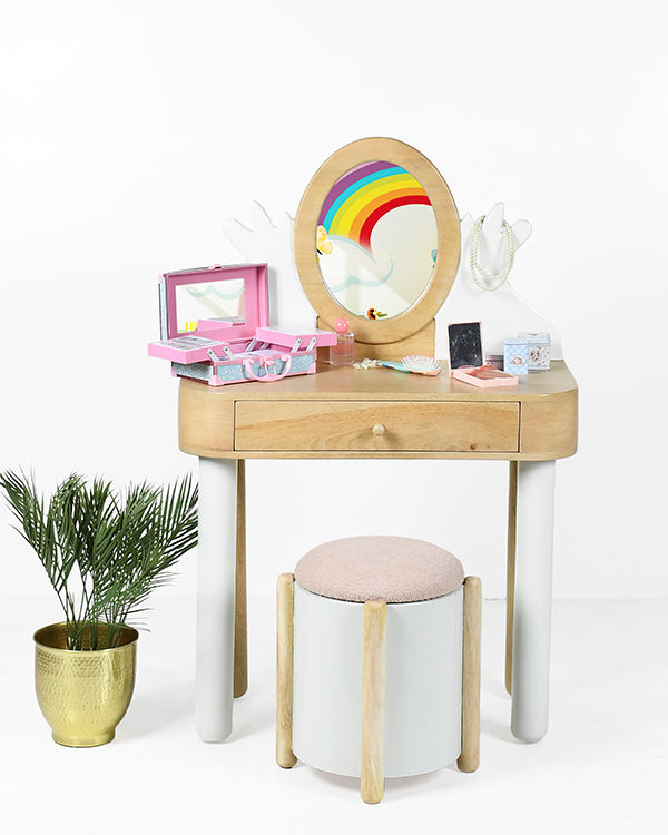 Oval-shaped mirror dressing table by Nazraana Kids