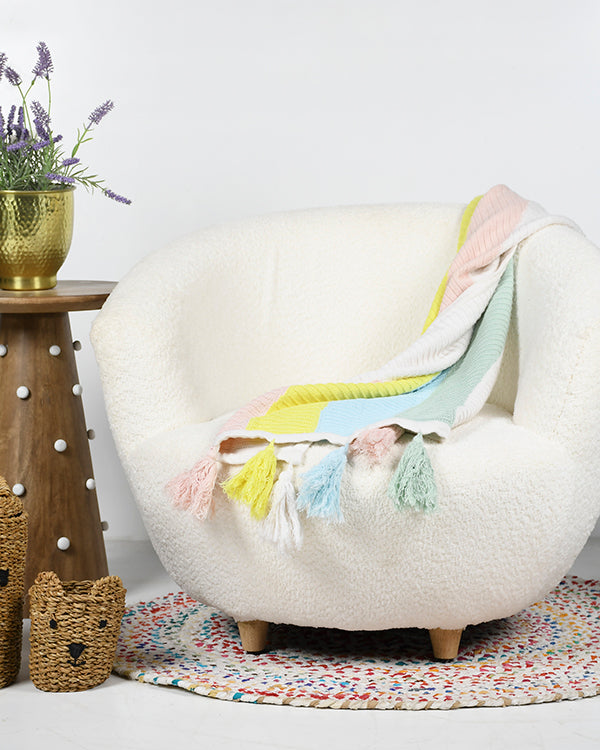 Rounded cocoon design chair for relaxation