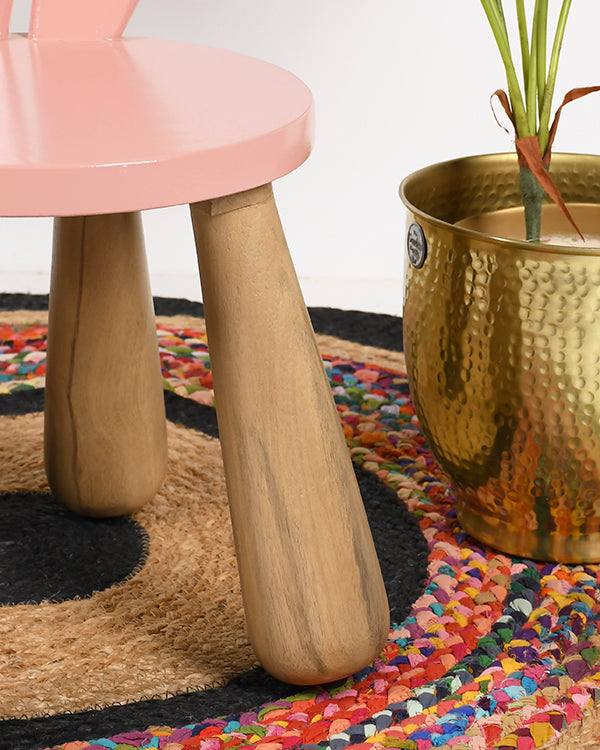 Another close-up picture of the legs of the product