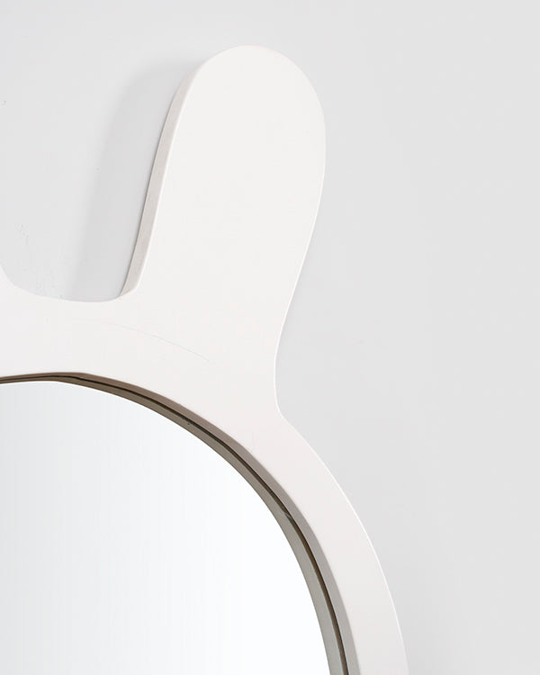 Safe handcrafted mirror for kids' spaces
