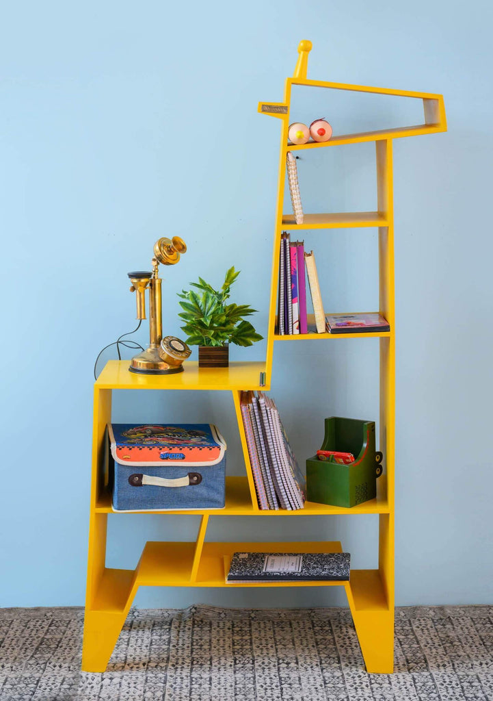 Cute giraffe-shaped bookshelf design