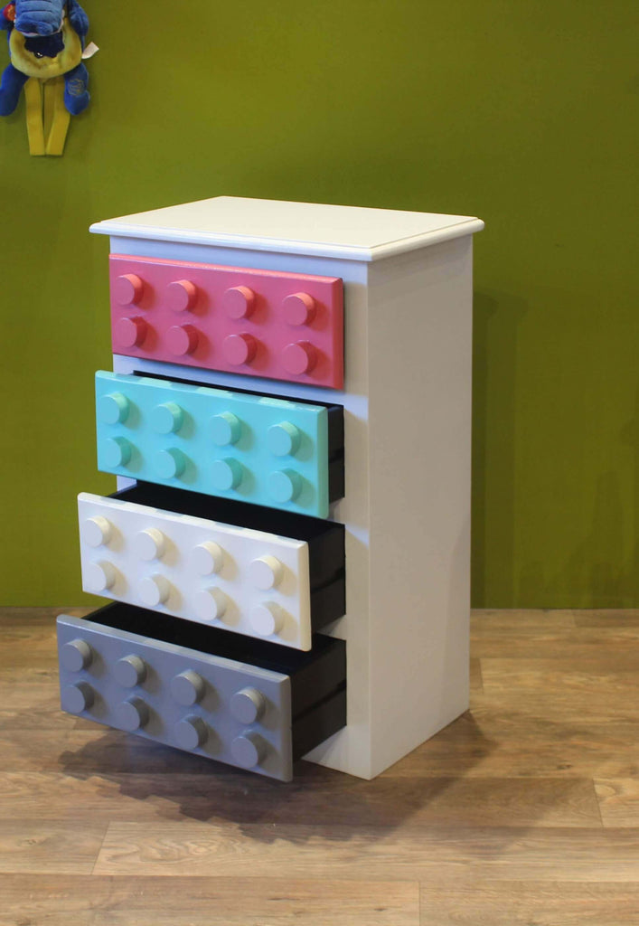Four spacious drawers in different colors